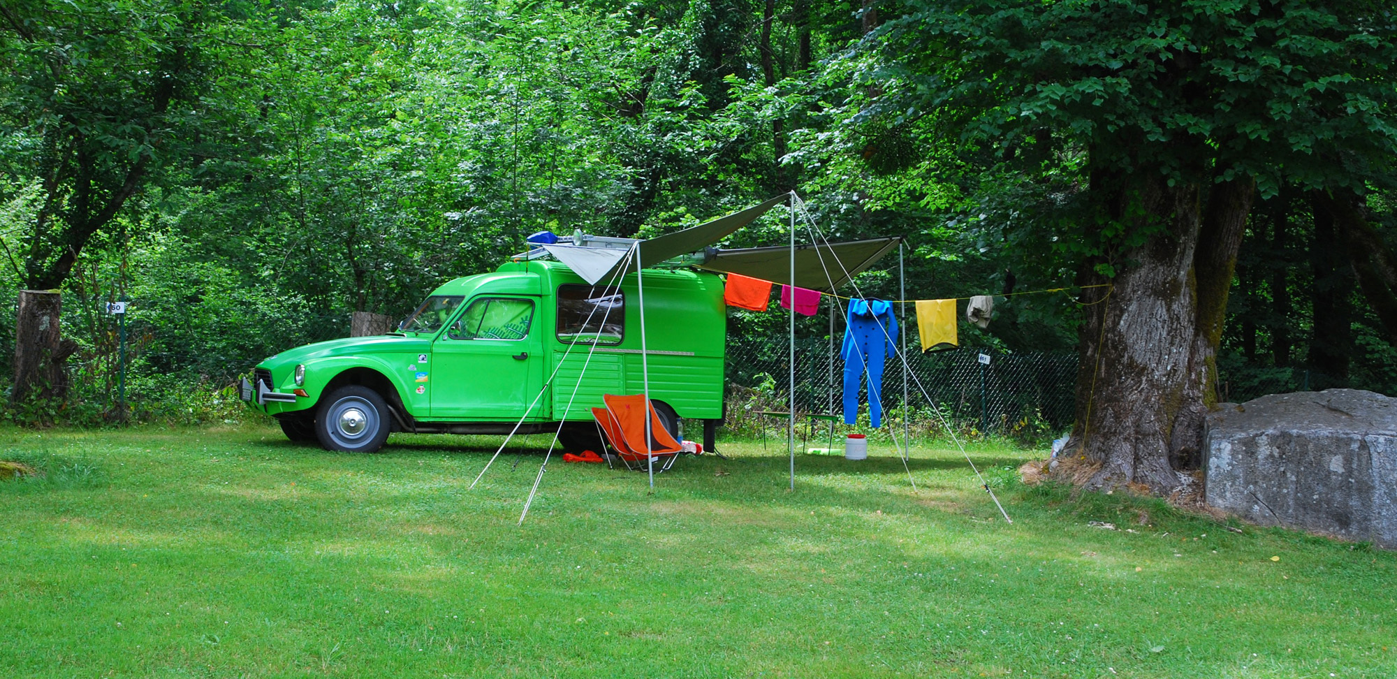 Camping familiale en pleine forêt dans les Pyrénées