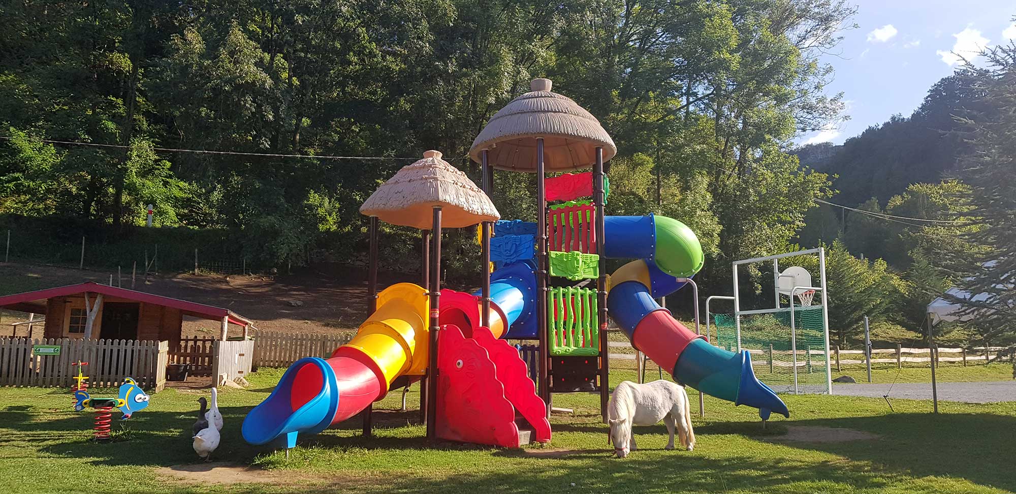 Jeux pour les enfants au Camping La Forêt