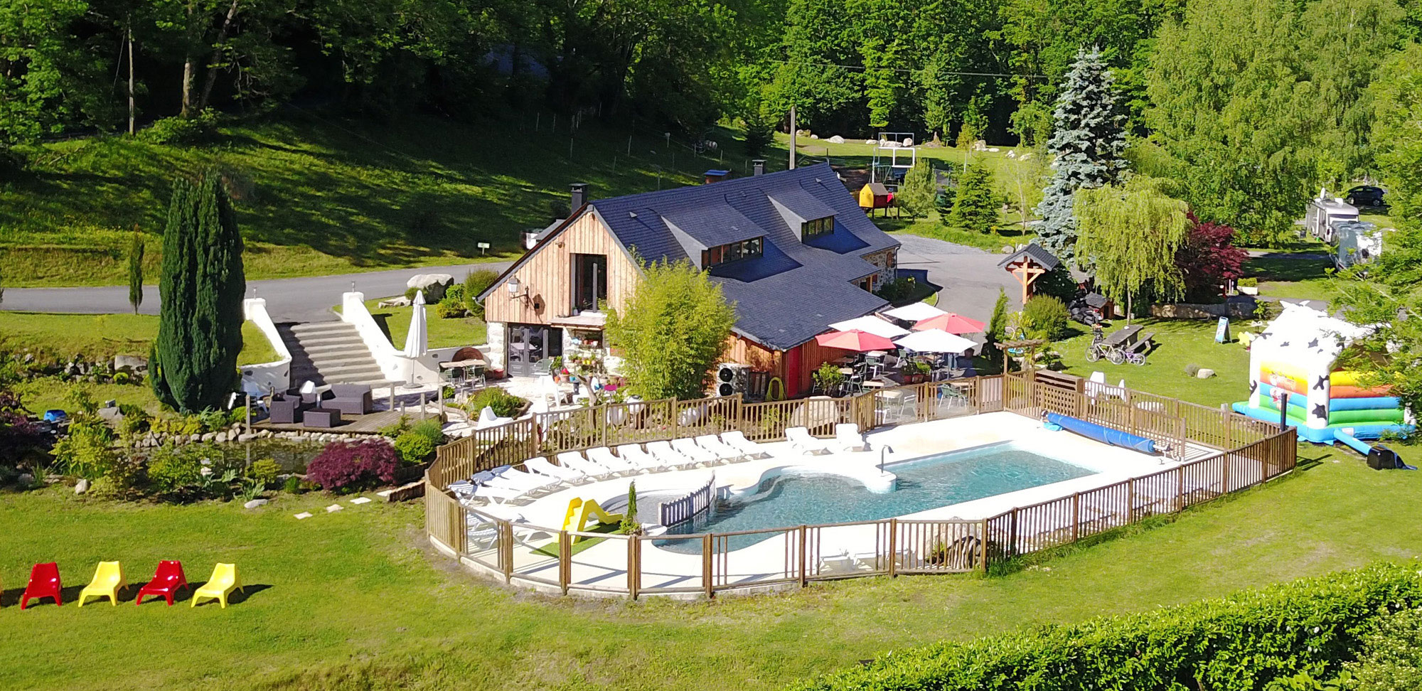 Piscine chauffée avec vue panoramique à Lourdes