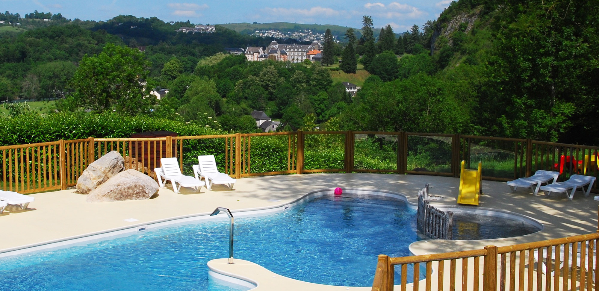 Piscine avec vue panoramique camping la Forêt