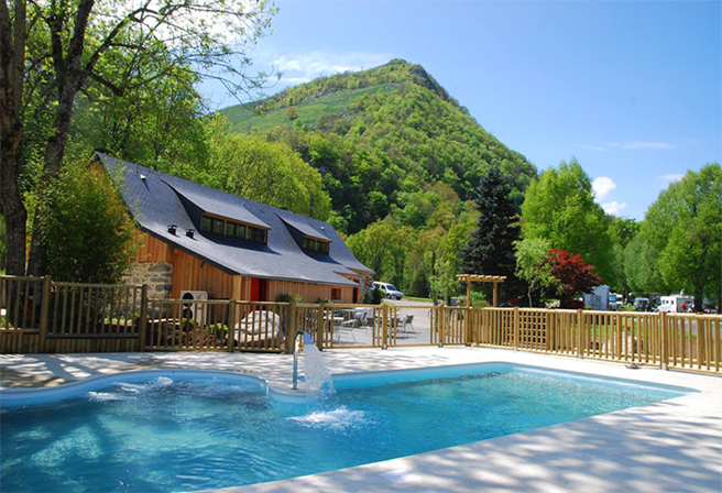 Piscine chauffée vue panoramique La Forêt Lourdes